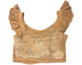 Top corto de jersey de encaje vintage antiguo teñido con té