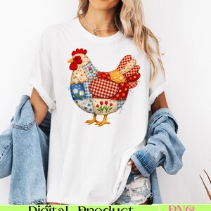 Könnte beinhalten: Weißes T-Shirt mit einem bunten Patchwork-Hühnerdesign. Das Huhn hat einen roten Kamm und Kehllappen, und sein Körper besteht aus verschiedenen Stoffmustern. Der Text "Digital Product" und "PNG" befindet sich unten.
