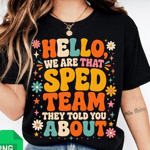 Può includere: T-shirt nero con la scritta "HELLO, WE ARE THAT SPED TEAM THEY TOLD YOU ABOUT" in un design retrò e colorato. Il design include fiori e stelle in arancione, rosa, turchese e giallo.