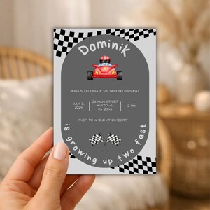 Könnte beinhalten: Eine Geburtstagseinladung mit einem roten Rennwagen-Motiv und dem Namen "Dominik". Die Einladung enthält Veranstaltungsdetails wie Datum, Uhrzeit und Ort, mit einem karierten Flaggen-Design.