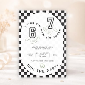 Könnte beinhalten: Eine Geburtstagseinladung mit einem schwarz-weißen Schachbrettmuster-Rand. Die Einladung enthält den Text "I was six now I'm seven" mit den Zahlen 6 und 7. Zusätzlicher Text enthält Party-Details und RSVP-Informationen.