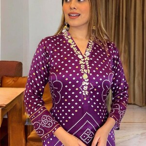 Handgjord Bandhani Rayon Kurta Set, lila broderad indisk kostym bild 3