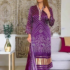 Handgjord Bandhani Rayon Kurta Set, lila broderad indisk kostym bild 5