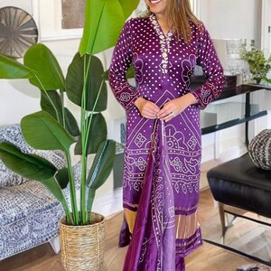 Handgjord Bandhani Rayon Kurta Set, lila broderad indisk kostym bild 4