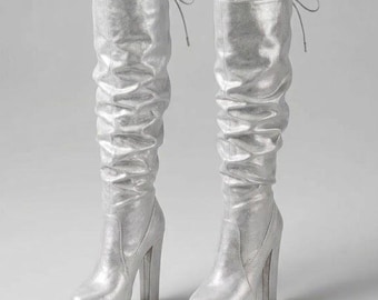 Botas de plataforma holgadas de piel vegana con tacón grueso hasta la rodilla, color plata metalizado, ideales para fiestas.