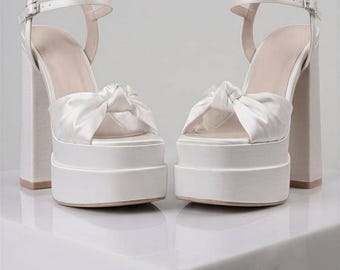 Weiße Satin-Sandalen mit Absatz und Perlenbesatz | Kunstleder | 16 cm Absatzhöhe, Doppelsohle, für Hochzeiten und Abschlussbälle