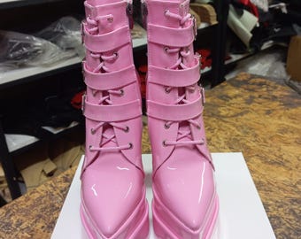 Czerwone lakierowane buty na platformie, grube obcasy, paski z klamrami, buty awangardowe