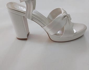 Plateau-Sandalen, Brautschuhe aus Satintüll | Riemen aus veganem Leder und Strasssteinen | 8–10 cm Absatz
