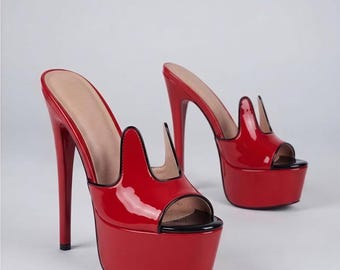 Extrem hohe Plateau-Mules aus veganem Lackleder mit offener Zehenpartie, elegante Mules für besondere Anlässe mit 15 cm Absatz