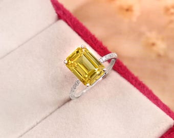 Ring mit gelbem Saphir im Smaragdschliff, 925er Sterlingsilber, Pavé-Fassung, 8 x 11 mm