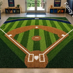 Könnte beinhalten: Ein rechteckiger Teppich mit einem detaillierten Baseballfeld-Design, bestehend aus grünem Rasenmuster, braunem Infield-Sand, weißen Basispfaden und einer Home Plate. Oben mittig zeigt der Teppich die Zahl 400 in weißem Text auf einem dunkelblauen Bogen.