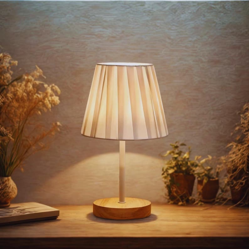Lámpara de noche vintage de madera con pantalla de tela: acogedora lámpara de mesa para dormitorio, sala de estar y rincón de lectura.