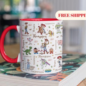 Taza de cerámica personalizada de Toy Story con nombres de personajes: Woody, Buzz, Jessie y Aliens. imagen 1