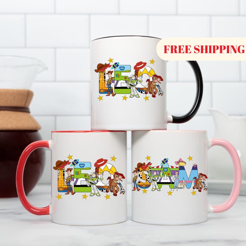 Puede incluir: Una taza de cer&aacute;mica blanca con un asa negra y el texto "But First, Coffee" en un estilo manuscrito. La taza est&aacute; sobre una superficie blanca. La taza mide aproximadamente 10 cm de alto.