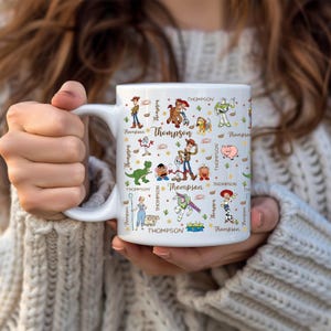 Taza de cerámica personalizada de Toy Story con nombres de personajes: Woody, Buzz, Jessie y Aliens. imagen 3