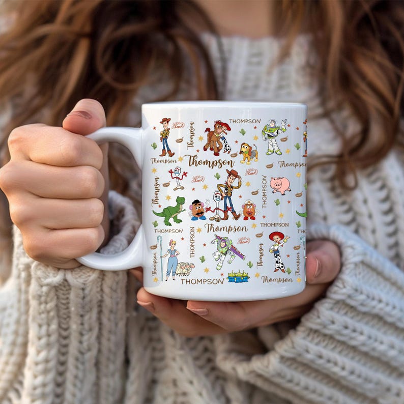 Taza de cerámica personalizada de Toy Story con nombres de personajes: Woody, Buzz, Jessie y Aliens. imagen 3