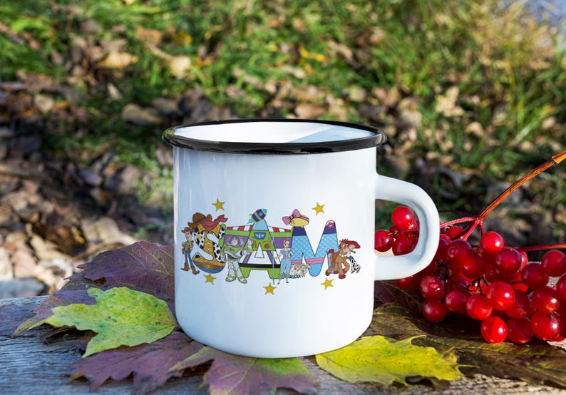 Taza de cerámica personalizada de Toy Story con nombres de personajes: Woody, Buzz, Jessie y Aliens. imagen 2