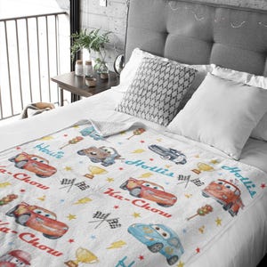 Puede incluir: Una taza de cer&aacute;mica blanca con un asa negra y el texto "But First, Coffee" en negrita negra. La taza se encuentra sobre un fondo borroso, sugiriendo un ambiente acogedor.