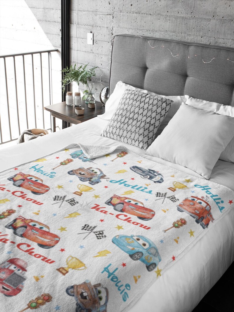 Puede incluir: Una taza de cer&aacute;mica blanca con un asa negra y el texto "But First, Coffee" en negrita negra. La taza se encuentra sobre un fondo borroso, sugiriendo un ambiente acogedor.