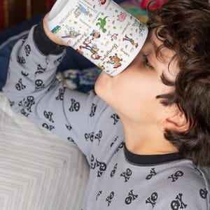 Taza de cerámica personalizada de Toy Story con nombres de personajes: Woody, Buzz, Jessie y Aliens. imagen 12