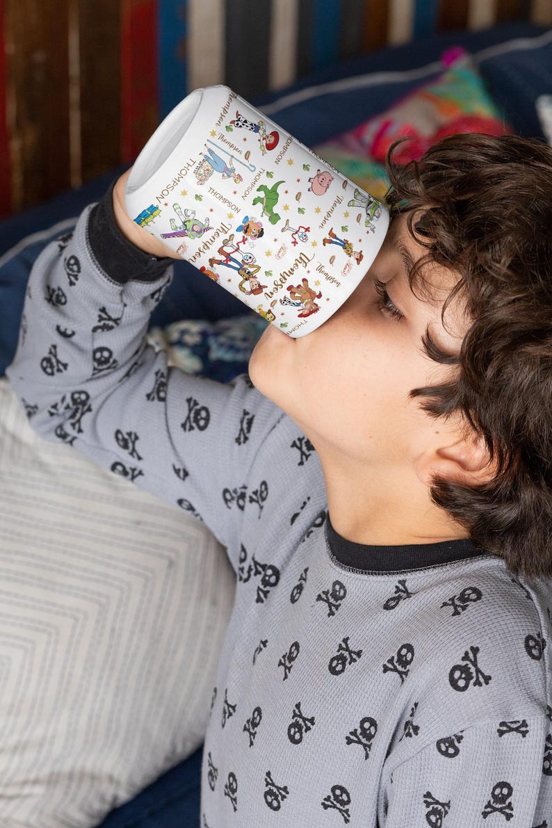 Taza de cerámica personalizada de Toy Story con nombres de personajes: Woody, Buzz, Jessie y Aliens. imagen 12