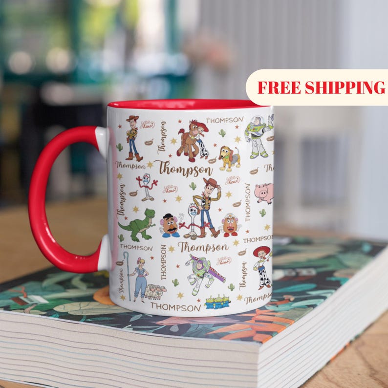 Taza de cerámica personalizada de Toy Story con nombres de personajes: Woody, Buzz, Jessie y Aliens. imagen 1