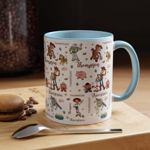 Taza de cerámica personalizada de Toy Story con nombres de personajes: Woody, Buzz, Jessie y Aliens. imagen 11