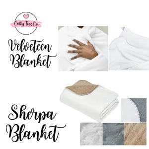 Puede incluir: Se muestra una manta de terciopelo blanca y una manta Sherpa blanca. La manta Sherpa tiene un lado blanco y un lado afelpado de color beige. La imagen tambi&eacute;n muestra primeros planos de las texturas de la manta y el texto "Velveteen Blanket" y "Sherpa Blanket".