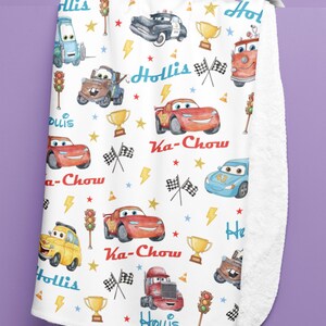 Puede incluir: Una taza de cer&aacute;mica blanca con asa negra y el texto "But First, Coffee" en negrita negra. La taza est&aacute; sobre un fondo borroso. La taza mide aproximadamente 10 cm de altura.