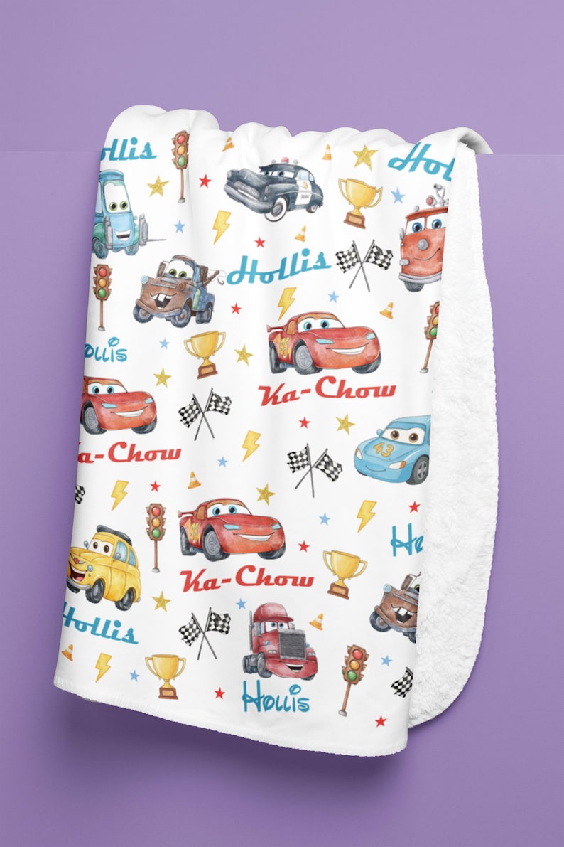 Puede incluir: Una taza de cer&aacute;mica blanca con asa negra y el texto "But First, Coffee" en negrita negra. La taza est&aacute; sobre un fondo borroso. La taza mide aproximadamente 10 cm de altura.