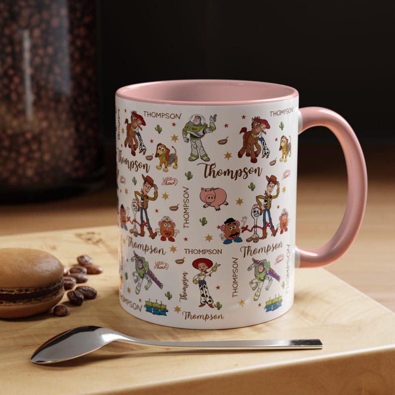 Taza de cerámica personalizada de Toy Story con nombres de personajes: Woody, Buzz, Jessie y Aliens. imagen 9