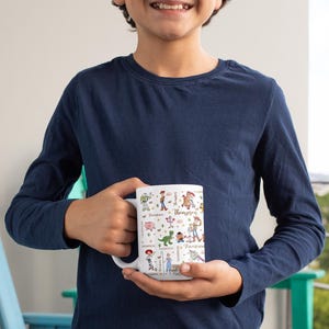 Taza de cerámica personalizada de Toy Story con nombres de personajes: Woody, Buzz, Jessie y Aliens. imagen 8