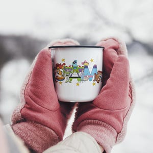 Puede incluir: Un juego de tres tazas de cer&aacute;mica con un acabado mate moteado. Las tazas son de color crema, gris claro y gris oscuro. Cada taza tiene un dise&ntilde;o simple y minimalista, ideal para caf&eacute; o t&eacute;.