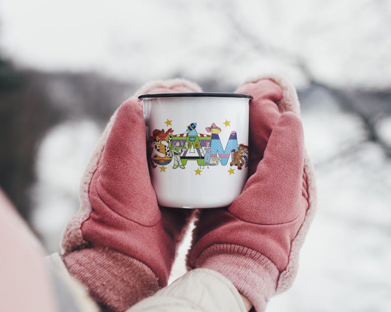Puede incluir: Un juego de tres tazas de cer&aacute;mica con un acabado mate moteado. Las tazas son de color crema, gris claro y gris oscuro. Cada taza tiene un dise&ntilde;o simple y minimalista, ideal para caf&eacute; o t&eacute;.