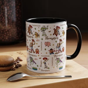 Taza de cerámica personalizada de Toy Story con nombres de personajes: Woody, Buzz, Jessie y Aliens. imagen 7