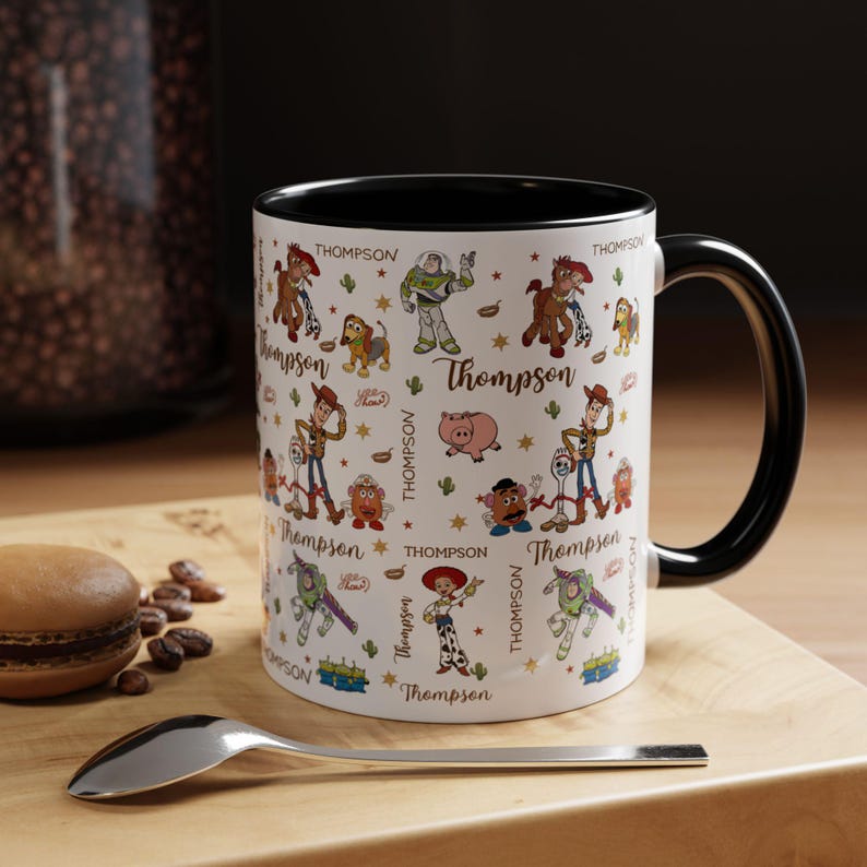 Taza de cerámica personalizada de Toy Story con nombres de personajes: Woody, Buzz, Jessie y Aliens. imagen 7