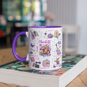 K&ouml;nnte beinhalten: Rustikales Holzschild mit dem Text "Welcome to our home" in handschriftlichem Stil. Das Schild hat eine Used-Optik und ein schlichtes, einladendes Design, perfekt f&uuml;r eine Veranda oder einen Eingangsbereich.