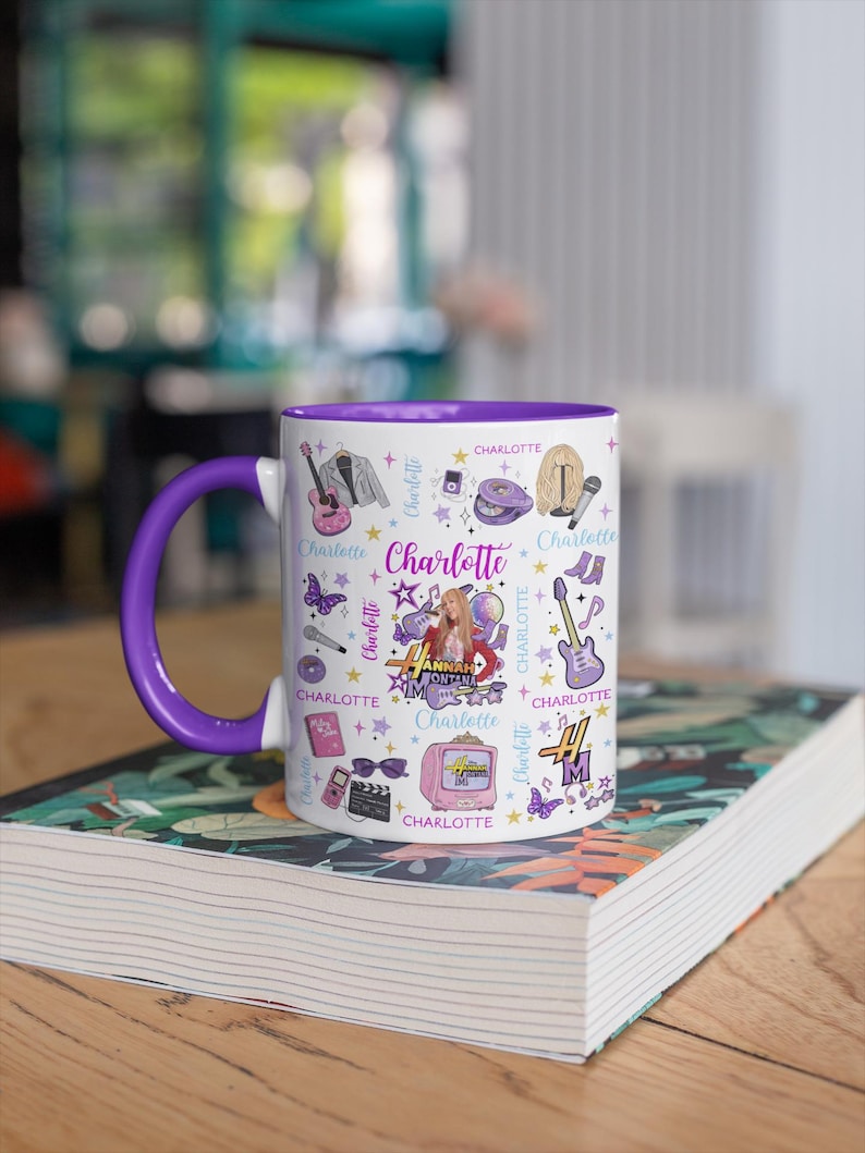 K&ouml;nnte beinhalten: Rustikales Holzschild mit dem Text "Welcome to our home" in handschriftlichem Stil. Das Schild hat eine Used-Optik und ein schlichtes, einladendes Design, perfekt f&uuml;r eine Veranda oder einen Eingangsbereich.