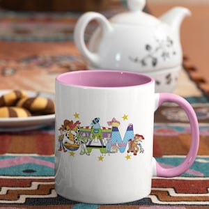 Taza de cerámica personalizada de Toy Story con nombres de personajes: Woody, Buzz, Jessie y Aliens. imagen 8