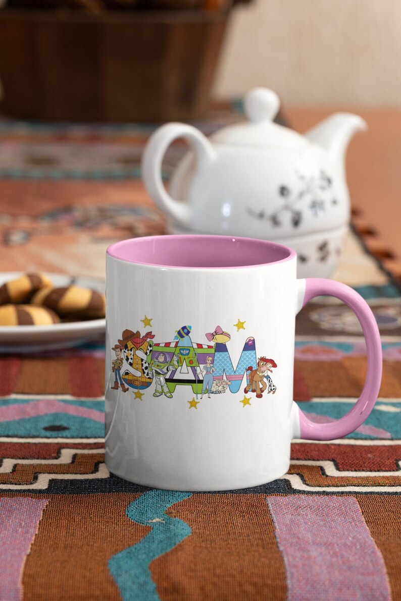 Taza de cerámica personalizada de Toy Story con nombres de personajes: Woody, Buzz, Jessie y Aliens. imagen 8