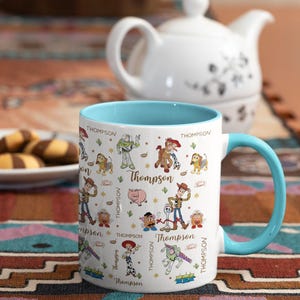 Puede incluir: Un juego de tres tazas de cer&aacute;mica con acabado mate moteado. Las tazas son de color crema, gris claro y gris oscuro. Cada taza tiene un dise&ntilde;o simple y minimalista.