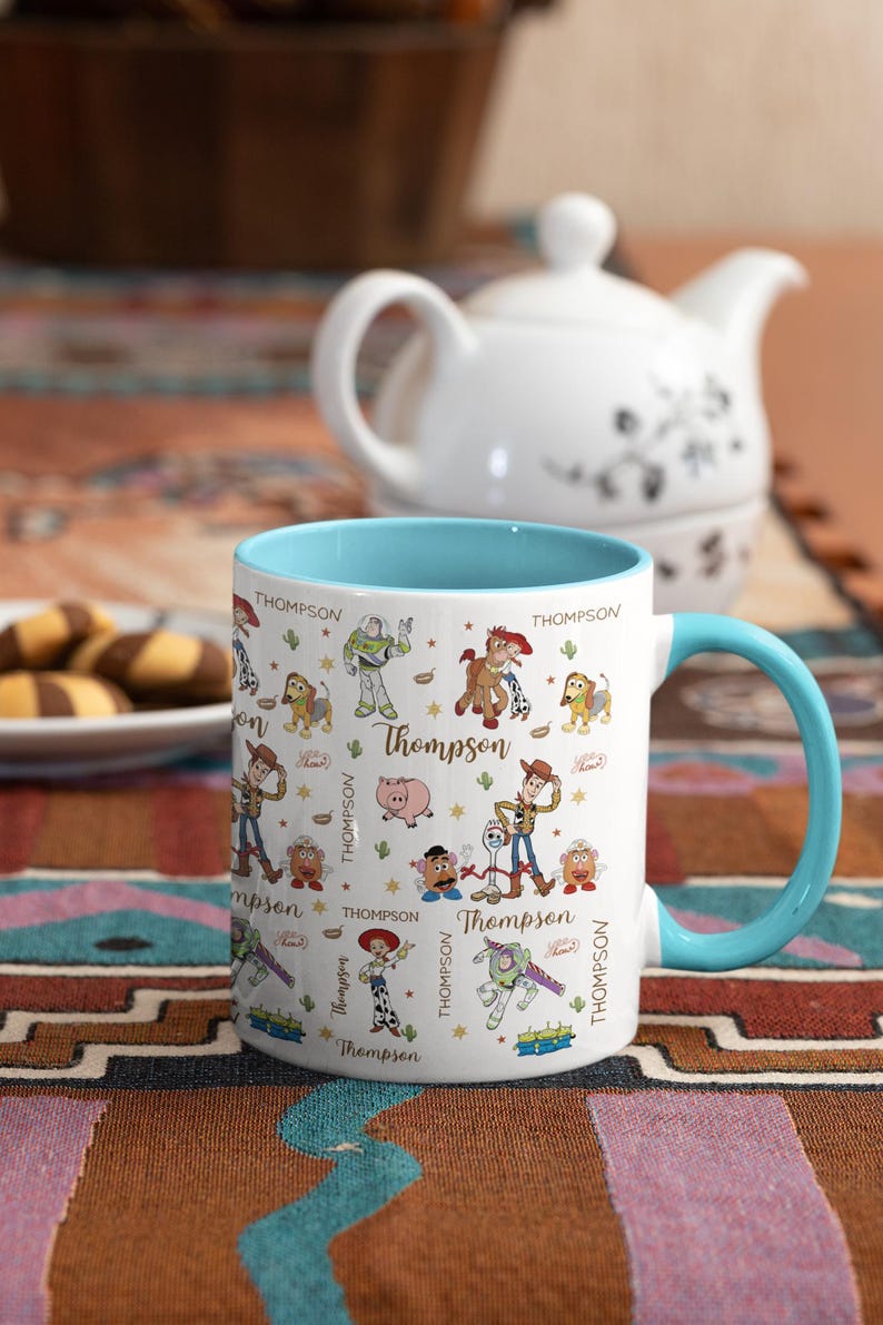 Puede incluir: Un juego de tres tazas de cer&aacute;mica con acabado mate moteado. Las tazas son de color crema, gris claro y gris oscuro. Cada taza tiene un dise&ntilde;o simple y minimalista.