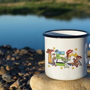 Puede incluir: Un conjunto de tres jarrones de cer&aacute;mica de diferentes alturas y formas. Los jarrones est&aacute;n esmaltados con un acabado blanco mate, ofreciendo una est&eacute;tica minimalista. El jarr&oacute;n m&aacute;s alto mide aproximadamente 25 cm de altura.