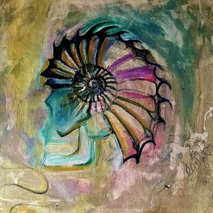 Puede incluir: Pintura abstracta que representa una concha de nautilus y un perfil humano. La concha está en tonos negros, marrones, rosas y morados. El fondo tiene tonos verdes, azules y amarillos.