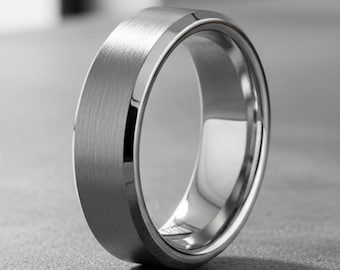 4mm、6mm、8mmのタングステンカーバイド製結婚指輪（男女兼用）、つや消しシルバーのベベルエッジリング、ミニマリストなユニセックスコンフォートフィットジュエリー