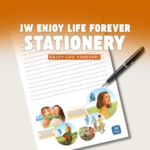 Puede incluir: Una hoja de papel de carta rayada blanca con el texto JW ENJOY LIFE FOREVER STATIONERY y ENJOY LIFE FOREVER! Una pluma estilográfica negra descansa sobre el papel. La parte inferior muestra ilustraciones circulares y el logo JW.ORG.