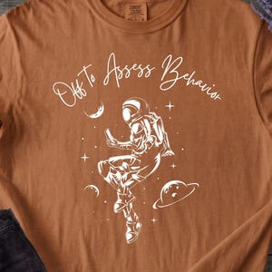 Camisetas ABA con estampado de astronauta, colores cómodos para BCBA y RBT que se preparan para evaluar el comportamiento.