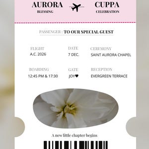Puede incluir: Una tarjeta de embarque para el bautizo de un beb&eacute; con elementos rosas y blancos. La tarjeta incluye detalles como vuelo, fecha, lugar de la ceremonia, hora de embarque, puerta y lugar de recepci&oacute;n. Tambi&eacute;n est&aacute; presente el texto "A new little chapter begins".