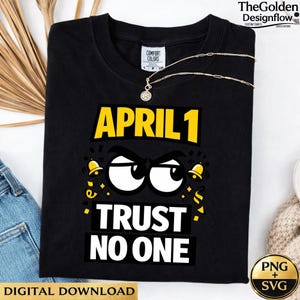 以下が含まれることがあります： 黒いTシャツ。黄色と白で「APRIL 1 TRUST NO ONE」の文字。漫画の目とベルのデザイン。金のネックレスがシャツにかけられています。このシャツはデジタルダウンロードです。