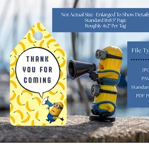 Puede incluir: Una etiqueta amarilla con un patrón de plátanos y el texto "THANK YOU FOR COMING" en una burbuja. Una figura de Minion con un megáfono está al lado de la etiqueta. La etiqueta mide aproximadamente 10 x 5 cm.